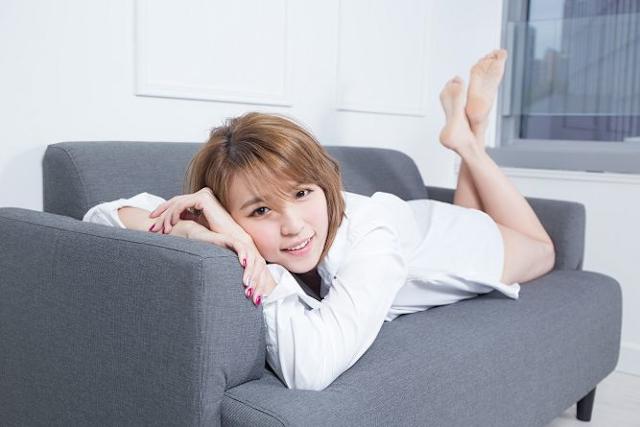 香港星正妹 迷人誘惑的性感男友襯衫 逆齡童顏 撞臉Hebe的甜美香港網路女神 雪雪BB 孫慧雪 3.jpg