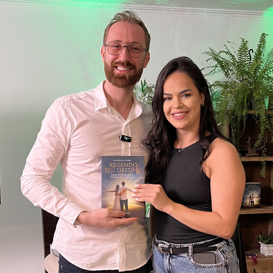 Paola com o Devocional Regendo Seu Destino