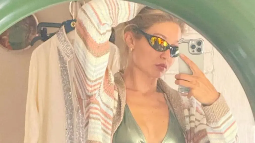 Gigi Hadid uimește în mini-bikini pe Instagram.