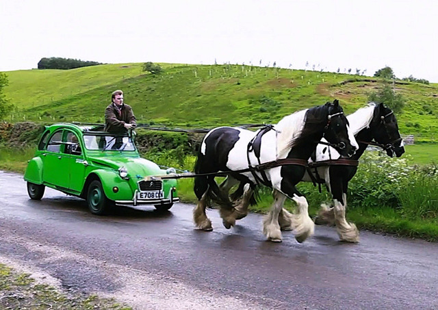 https://i.ibb.co/FBDM4gh/01-Cheval-et-2-CV.jpg