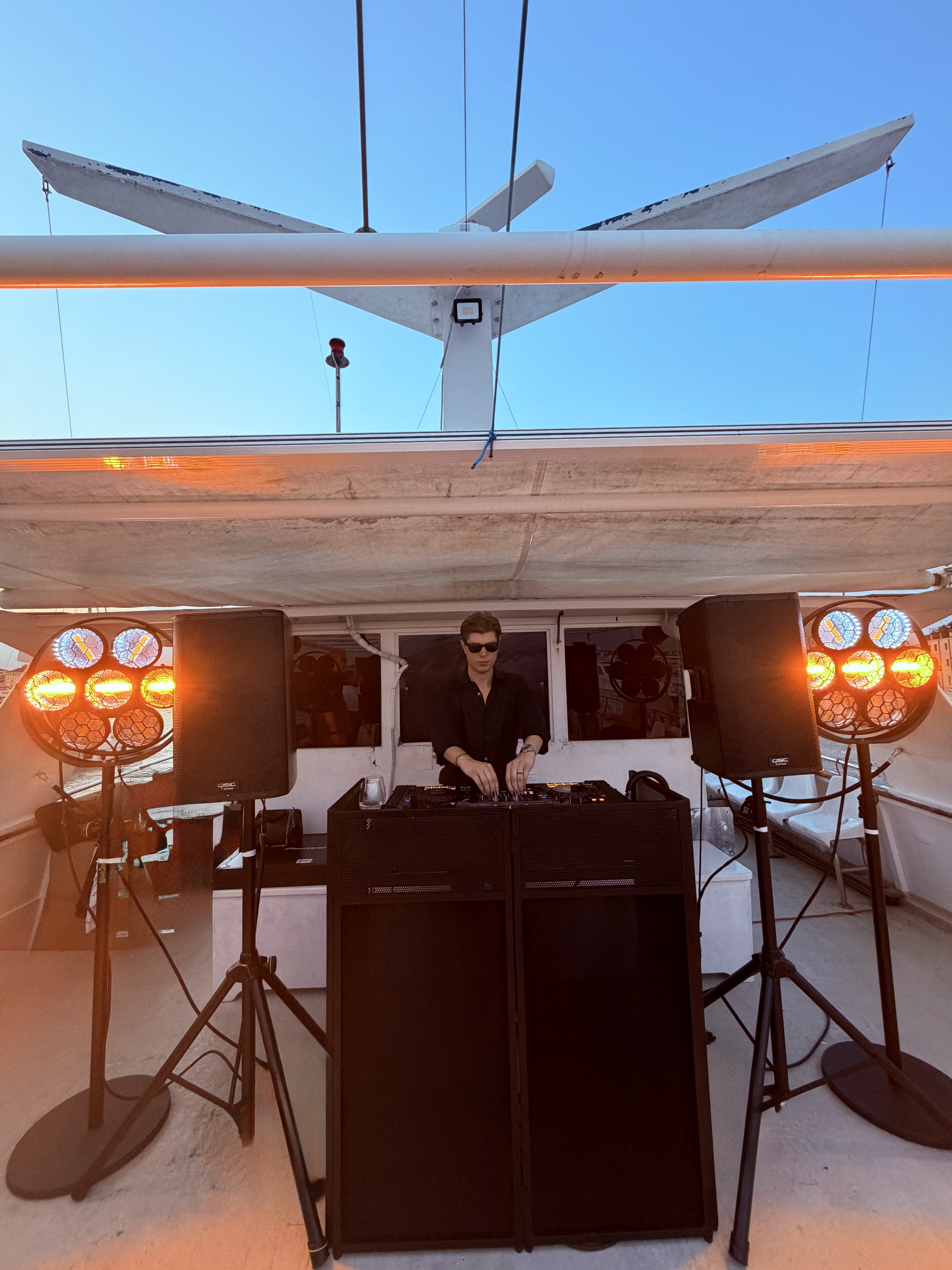 PRINCE durante un DJ set