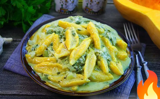 Постер Тыквенные клёцки в сливочно-сырном соусе со шпинатом