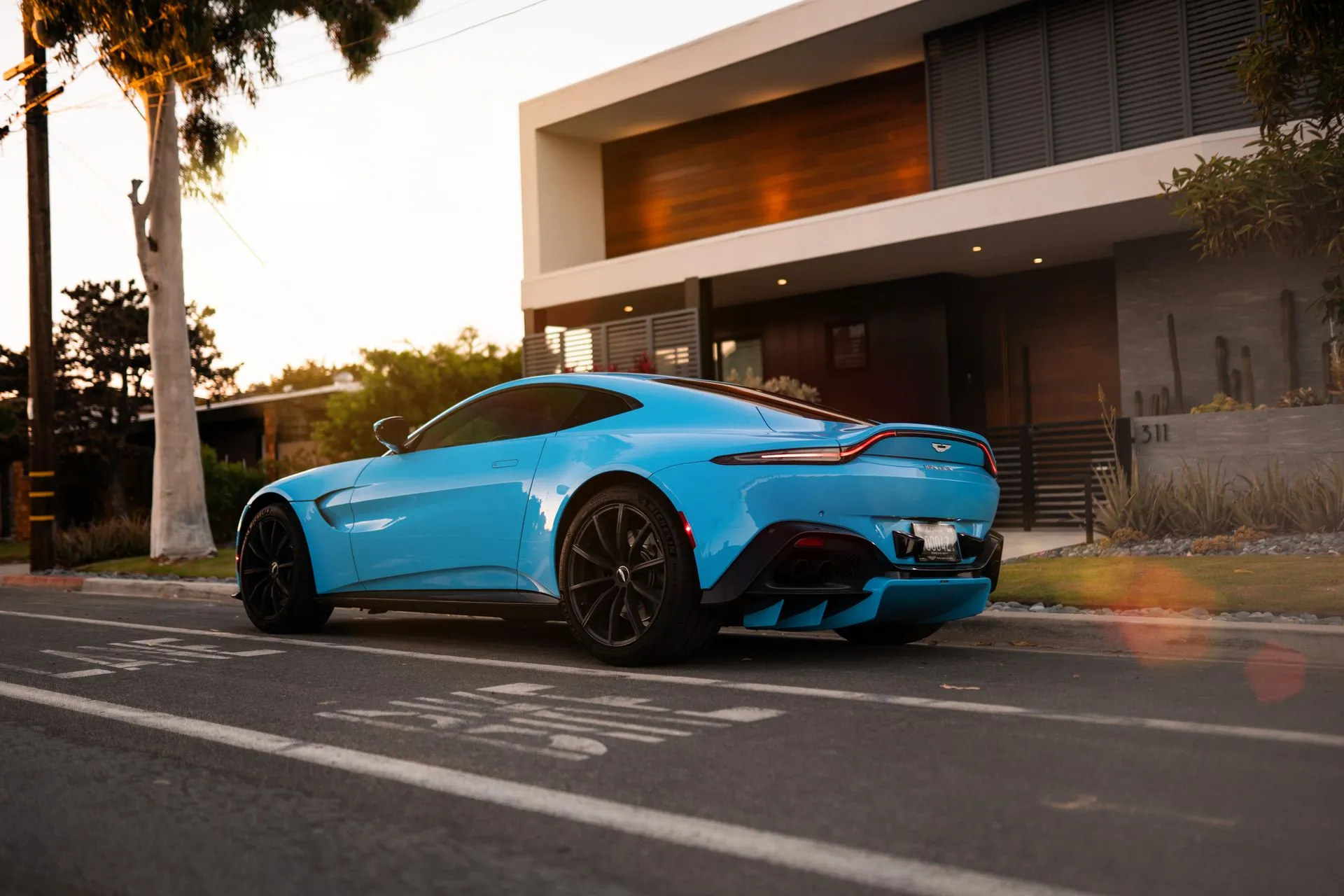 Aston Martin Vantage photo 5