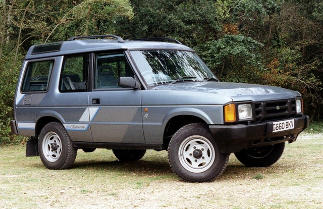 В конце 1980-х годов компания Land Rover решила заполнить «пробел» в собственном модельном ряду, создав внедорожник, который бы занял место между утилитарным «Дефендером» и дорогим «Рейндж Ровером». Так появился Land Rover Discovery, выпуск которого начался в 1989 году. Первоначально автомобиль, созданный с использованием агрегатов модели Range Rover, имел только трехдверную версию, но уже через год в продаже появился и пятидверный вариант. В стандартной комплектации машина имела пятиместный салон, а за доплату предлагались два дополнительные кресла третьего ряда. Также в небольших количествах выпускалась двухместная коммерческая версия с трехдверным кузовом и «глухими» боковинами кузова.

Land Rover Discovery имел рамное шасси с жесткими мостами, постоянный полный привод с понижающей передачей. На внедорожник устанавливали 2,5-литровый турбодизель (111–113 л. с.) или карбюраторный бензиновый мотор V8 3.5 мощностью 144 л. с. В 1990 году «восьмерка» получила систему впрыска топлива, а ее отдача возросла до 153–163 сил. Коробки передач — пятиступенчатая «механика» или четырехступенчатый «автомат».

В 1993–1994 годах была проведена модернизация модели. Была представлена модификация с бензиновым двухлитровым агрегатом (134 л. с.), а вместо прежнего мотора V8 автомобиль получил новый — объемом 3,9 литра и мощностью 183 л. с. Был усовершенствован и 2,5-литровый турбодизель, ставший чуть мощнее — 113–122 л. с. Также на Land Rover Discovery начали ставить новые коробки передач. В 1994 году обновленный внедорожник дебютировал на американском рынке.

Всего до 1998 года было выпущено примерно 392 тысячи «Дискавери» первой серии. Эта модель также продавалась в Японии под именем Honda Crossroad.Глубоко модернизированный Land Rover Discovery был представлен в 1998 году. 2,5-литровый четырехцилиндровый турбодизель был заменен пятицилиндровым агрегатом того же объема, развивающим 138 л. с. Альтернативой ему был бензиновый мотор V8 3.9 мощностью 184–188 л. с. В 2003 году он был заменен новой «восьмеркой» объемом 4,6 литра и мощностью 220 л. с.