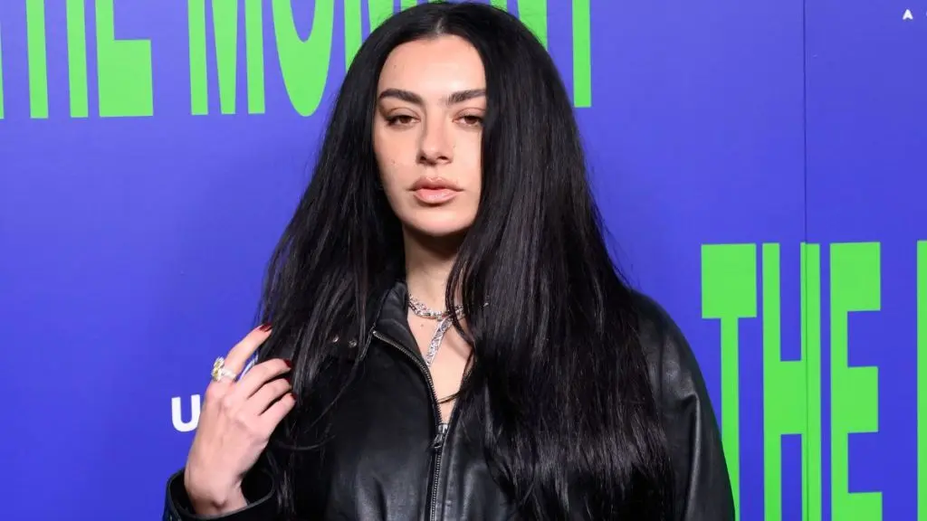 Charli XCX întoarce capul cu Bra Bold Look în noua muzică video