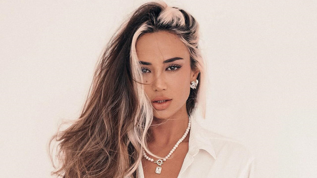 Cami-Brane-Wallpapers-Insta-Fit-Bio-5.jpg