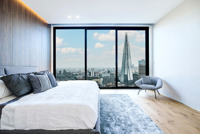 Modern luxury hotel-style bedroom with panoramic views of London skyline, representing Century 21 UK&rsquo;s prime real estate franchise territories for international investors.