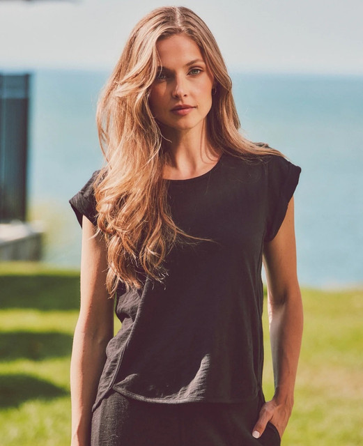 Ashley-Smouter-Wallpapers-Insta-Fit-Bio-1.jpg