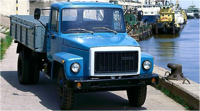 ГАЗ-3307 и ГАЗ-3309 — советские и российские среднетоннажные грузовые автомобили в семействе четвёртого поколения грузовиков производства Горьковского автозавода. Бортовой карбюраторный грузовик ГАЗ-3307 выпускался серийно с конца 1989 по январь 2020 года, а турбодизельный грузовик ГАЗ-3309 — с конца 1994 года. Является преемником и заменой семейства третьего поколения ГАЗ-52/53, которое полностью вытеснил с конвейера к началу 1993 года. Грузовые автомобили ГАЗ-3307 и ГАЗ-3309 грузоподъёмностью 4,5 т предназначены для эксплуатации по всем видам дорог с твёрдым покрытием. В четвёртое семейство грузовиков ГАЗ также входили 5-тонный дизельный грузовик ГАЗ-4301 (1992—1995) и 3-тонный дизельный грузовик ГАЗ-3306 (1993—1995). C 1999 года выпускался 2-/2,3-тонный грузовой автомобиль повышенной проходимости ГАЗ-3308 «Садко» (4х4) с односкатной ошиновкой заднего моста и системой централизованного регулирования давления воздуха в шинах, а с 2005 года 4-тонный грузовой автомобиль повышенной проходимости ГАЗ-33086 «Земляк» с двухскатной ошиновкой заднего моста.Работы по созданию нового поколения среднетоннажных грузовых автомобилей марки ГАЗ для перспективной замены предыдущего семейства ГАЗ-53А начались в первой половине 1960-х годов. Вначале планировалось лишь модернизировать выпускавшуюся заводом модель. Так, в 1963 году вышел опытный образец грузовика ГАЗ-54, испытания которого продолжались несколько лет. Затем в 1972 году был построен аналогичный грузовик, получивший обозначение ГАЗ-53-11. В это время в СССР стали поступать тяжёлые грузовики марки Magirus-Deutz западно-немецкого концерна Клекнер-Хумбольдт-Дойц. И хотя по западным меркам эти автомобили не были столь выдающимися, на советских специалистов они произвели впечатление, дизели воздушного охлаждения прекрасно зарекомендовали себя в суровых условиях Сибири. А прошедший в феврале-марте 1976 года XXV съезд КПСС постановил начать массовую дизелизацию грузового автопарка СССР. Перспективное семейство грузовиков ГАЗ было принято решение сделать дизельным и не просто, а с дизелями воздушного охлаждения.

Технический проект нового грузовика, получивший индекс ГАЗ-4301, рассмотрели на научно-техническом совете Минавтопрома 9 февраля 1978 года. Работу над новой машиной возглавил инженер Александр Михайлович Бутусов. Ведущий конструктор Валерий Дмитриевич Запойнов, дизайнер Станислав Витальевич Волков. Первые опытные образцы были построены в 1979 году. Вторая серия опытных машин была закончена в 1981 году.

Весной 1981 года XXVI съезд КПСС утвердил решение о дизелизации парка грузовых автомашин и разработке новых моделей грузовиков с дизельными двигателями, в соответствии с которым началась разработка новой модели грузовика ГАЗ с дизельным двигателем и улучшенной кабиной водителя[1].

В результате, автомобиль получил более просторную современную двухместную кабину, оборудованную эффективной системой вентиляции и отопления, впервые применённую в 1984 году на экспериментальном грузовике ГАЗ-4301. В конструкцию рулевого управления, в отличие от предшественников, впервые входит гидроусилитель руля.

На выставке «Автопром-1984» был представлен демонстрационный образец тягача ГАЗ-4509[2]. Производство ГАЗ-4301 не было налажено ввиду отсутствия финансов и поэтому был разработан ГАЗ-3307, который фактически представлял собой модернизированный ГАЗ-53 с новой кабиной 4301 и бензиновым двигателем. 26 декабря 1986 года завод ГАЗ завершил испытания ГАЗ-3307[3]. Серийное производство 4,5-тонного грузовика ГАЗ-3307 (4х2) с карбюраторным двигателем ЗМЗ-511 мощностью 125 л. с. началось в 1989 году и продолжалось по январь 2020 года (с перерывом в 1996—1997 гг.).

В 1992 году на ГАЗе было развёрнуто серийное производство 5-тонного грузовика ГАЗ-4301 с 6-цилиндровым дизелем воздушного охлаждения ГАЗ-542 мощностью 125 л. с., выпускавшегося по лицензии немецкой фирмы Deutz, а также сельскохозяйственного самосвала ГАЗ-САЗ-4509 на его шасси для работы в составе 8,6-тонного самосвального автопоезда ГАЗ-6008 (самосвал ГАЗ-4509 + прицеп ГКБ-8536). Производство ГАЗ-4301 продолжалось до 1995 года. Всего произведено 28 158 грузовиков семейства ГАЗ-4301.

В 1993 году освоен выпуск замены модели ГАЗ-52 — 3-тонный грузовик ГАЗ-3306 с 4-цилиндровым дизелем воздушного охлаждения ГАЗ-544 мощностью 85 л. с. По некоторым данным в 1992 году ограниченной серией была выпущена 2,5-тонная модификация 33061 с карбюраторным двигателем от ГАЗ-52. Производство трёхтонки ГАЗ-3306 (преимущественно в исполнении «Грузовое такси») продолжалось до 1995 года.

В конце 1994 года с освоением на ГАЗе выпуска четырёхцилиндрового турбодизеля воздушного охлаждения ГАЗ-5441 мощностью 116 л. с. появилась модель ГАЗ-3309 грузоподъёмностью 4,5 т, полностью унифицированная по ходовой части и кабине с ГАЗ-3307 (внешне отличается только трубой воздухозаборника двигателя с левой стороны кабины). Выпуск модели 3309 был приостановлен до конца 2001 года, а в производстве была восстановлена карбюраторная 4,5-тонка ГАЗ-3307. В дальнейшем ГАЗ переориентировался на закупку белорусских дизелей ММЗ Д-245.7 (аналогичный турбодизель водяного охлаждения устанавливался на ЗИЛ-5301 «Бычок») Минского моторного завода (ММЗ), которые также начали устанавливать на возобновлённую в производстве модель ГАЗ-3309.

С 1999 года в рамках 4-го семейства грузовиков ГАЗ серийно производился полноприводный (4х4) автомобиль ГАЗ-3308 «Садко» в армейской (грузоподъемность 2 т) и гражданской (2,3 т) версиях. В начале 2000-х на его базе было создано семейство грузопассажирских автомобилей ГАЗ-3325 «Егерь» с двойной 5-местной кабиной, а также полноразмерный внедорожник ГАЗ-3309 (ГАЗ-330811) «Вепрь», выпускаемый под заказ.

В 2006—2008 годах на ГАЗ-3307, ГАЗ-3309 и ГАЗ-3308 устанавливали бензиновые и дизельные двигатели, сертифицированные под экологические нормы Евро-2, а в 2008—2012 годах — Евро-3. Крупносерийный выпуск моделей 3307 и 3308 с бензиновыми двигателями ЗМЗ был прекращен в 2009 году, но сохранялось их мелкосерийное производство под заказ, например, под сертифицированные для госструктур спецверсии (например, в 2010 году произведено 406 ед. ГАЗ-3307). В 2010—2012 гг. среднетоннажные грузовики ГАЗ (4х2) оснащали преимущественно дизелем ММЗ Д-245.7 Е-3 (модель 3309), а полноприводные (4х4) модели 33081 «Садко» и 33086 «Земляк» — дизелем ММЗ Д-245.7 Е-2. В 2013—2016 годах все грузовики ГАЗ 4-поколения гражданского назначения в качестве базового двигателя использовали турбодизель ММЗ Д-245.7 Е-4 мощностью 119 л. с.

В 2012—2016 годах под заказ производилась модификация ГАЗ-33096 с дизелем Cummins ISF 3.8L, аналогичном использовавшемуся на грузовике ГАЗ-3310 «Валдай». В 2013 году двигатель был сертифицирован под Евро-4.

В феврале 2013 года в серию пошла модификация ГАЗ-33098 с новым дизелем российского производства — ЯМЗ-5342.10 класса Евро-4, а также новая версия грузовика-вездехода ГАЗ-33088 «Садко» с аналогичным двигателем ЯМЗ-5344 класса ЕЭК-96. Данная бензиновая версия отличается от дизельных, не только двигателем (снаряженная масса автомобиля ниже на 310 кг), но и 12-вольтовой бортовой электросетью и главной передачей с увеличенным числом 6,17. В отличие от бензиновых грузовиков прежних выпусков ГАЗ-3307 образца 2016 года оснащен пневмогидравлическим приводом тормозов и АБС, а также гидроусилителем руля пластинчатого (шиберного) типа.

С 2014 года на автомобили устанавливалась новая решётка радиатора с заводской эмблемой вместо решётки с надписью «ГАЗ».