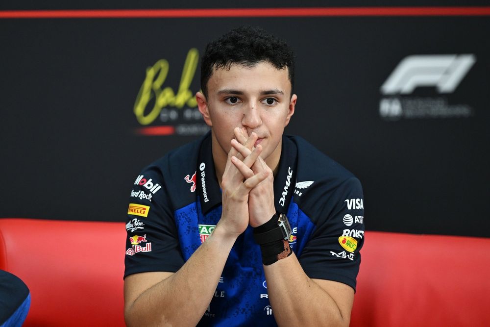 Isack Hadjar conduce su monoplaza de Red Bull Racing durante la carrera en Sepang