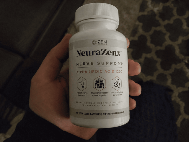 Frasco NeuraZenx de 60 cápsulas sostenido en la mano