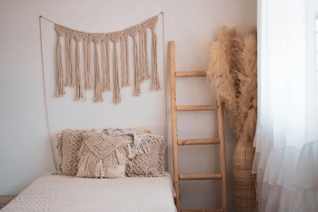 Un revamp Boho minimalist luminează o sală întunecată