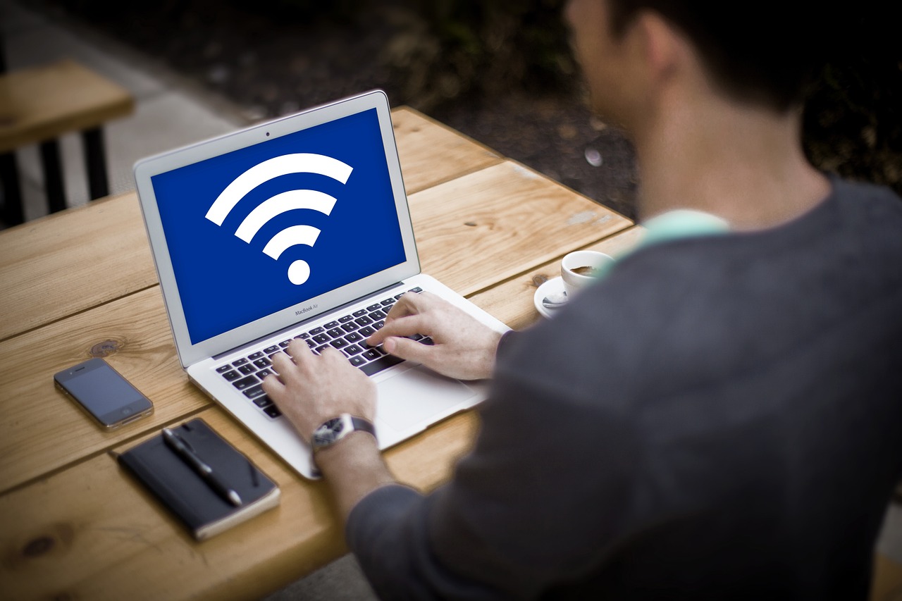 Access Point Wi-Fi corporativo instalado em teto de escritório