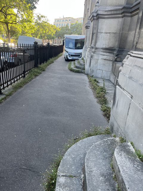 Avant : accès sans rampe