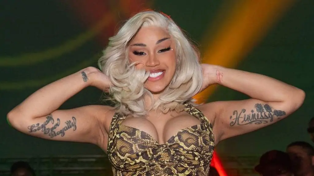 Cardi B ⁇ s $ 275 scufundare rezervor de motorină micro-minidress abia atârnă