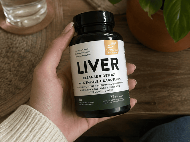 Reseña artesanal sosteniendo Liver Cleanse and Detox