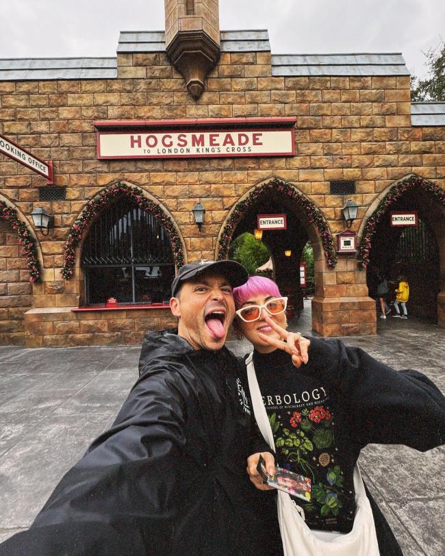 El rockero se encuentra en medio de un divorcio de Jenna Martin, como se ve aquí juntos en diciembre de 2023.sin dirección casa/Instagram