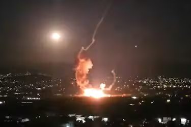 Israel bombardeó territorio libanés en prevención de un ataque y Hezbollah respondió con una lluvia de misiles