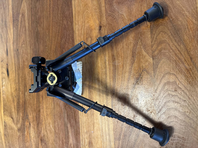 Harris S-BRM Bipod mit montiertem KMW PodLoc und RRS Adapter - Foto IMG-1493
