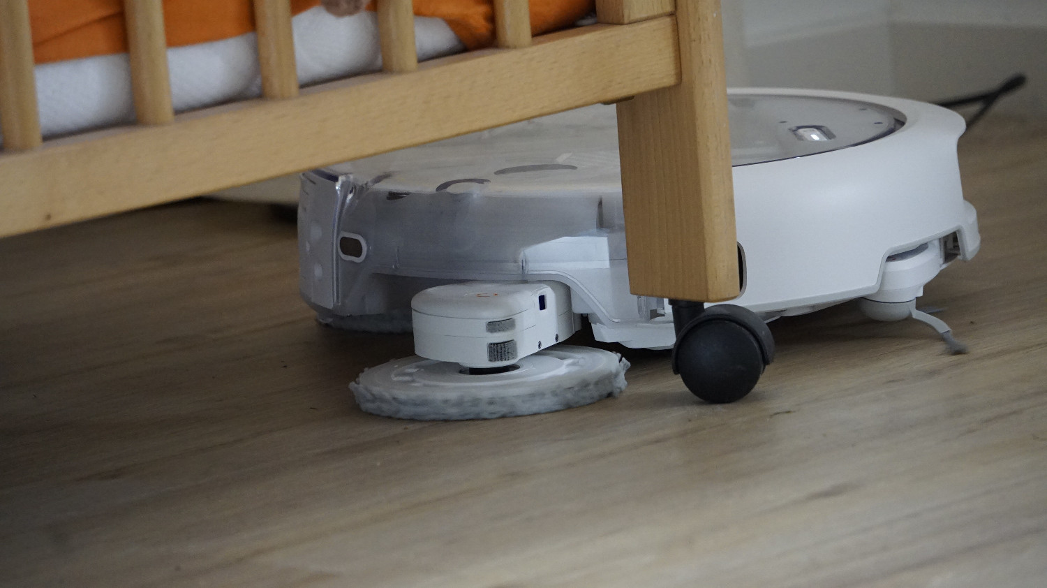 Das Wischpad folgt Sockeln und Möbelbeinen.
