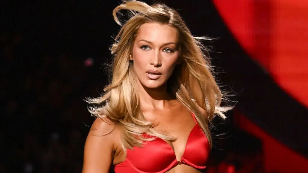 Bella Hadid își întoarce capul în costum de corp îndrăzneț în timpul ieșirii cu iahtul