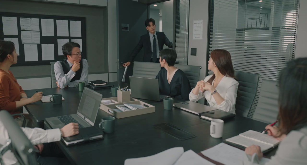 Strangers Again Screenshot