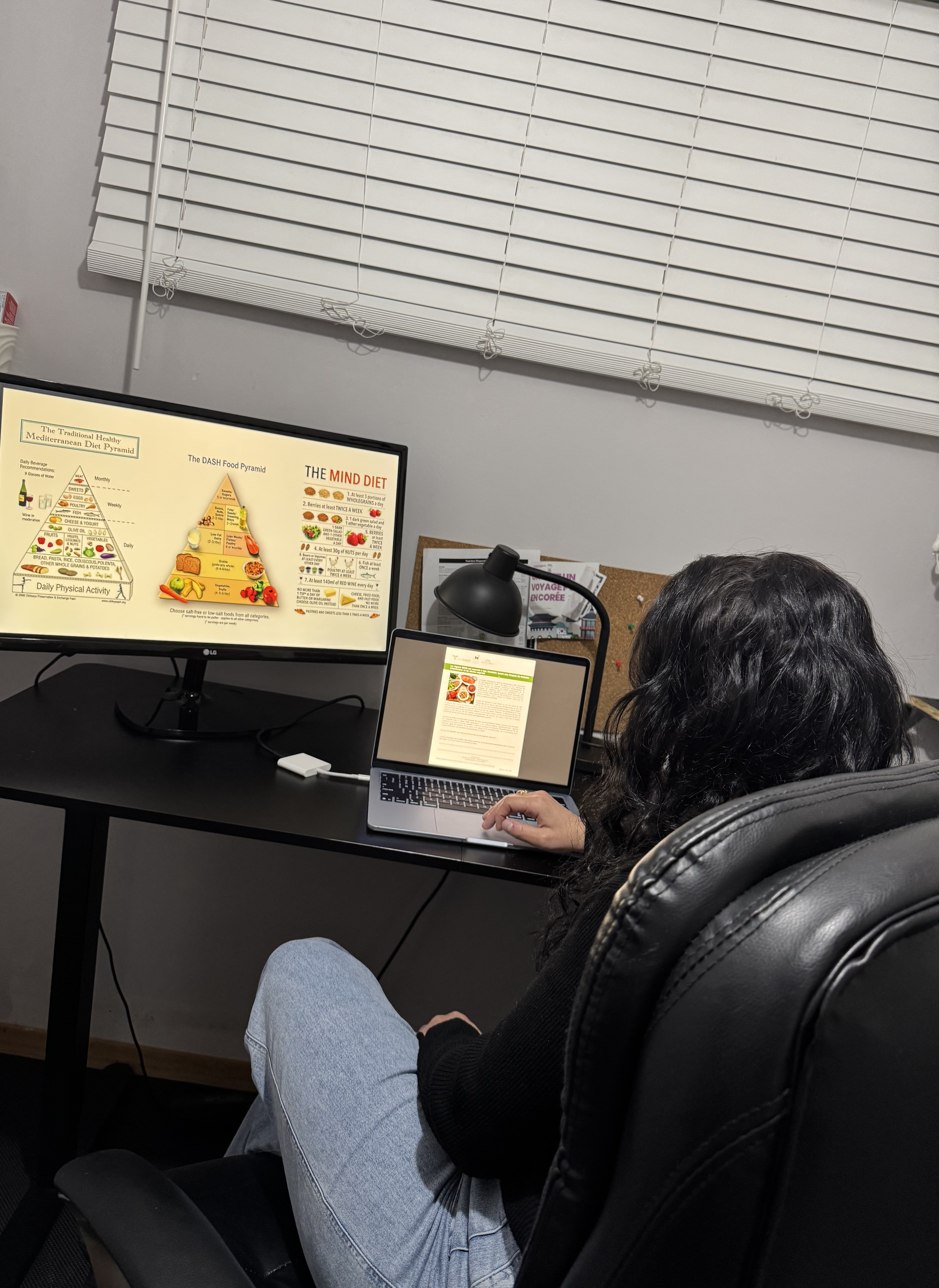 Personne travaillant à un bureau avec deux écrans d'ordinateur, symbolisant un mode de vie sédentaire ou le travail intellectuel, en contraste avec l'importance de l'activité physique pour la santé cognitive.