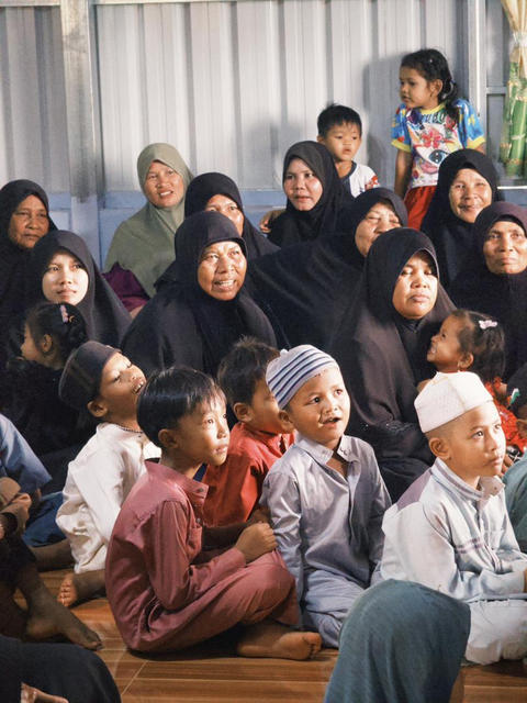 Komuniti asnaf menerima bantuan telekung di Kemboja