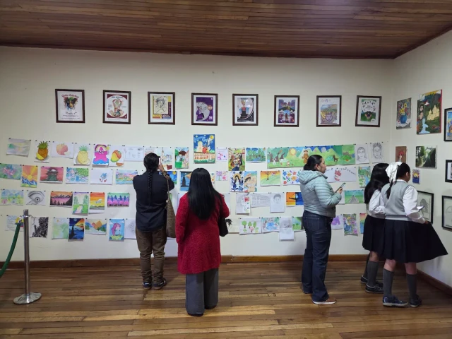 Visitantes recorriendo la exposición de arte