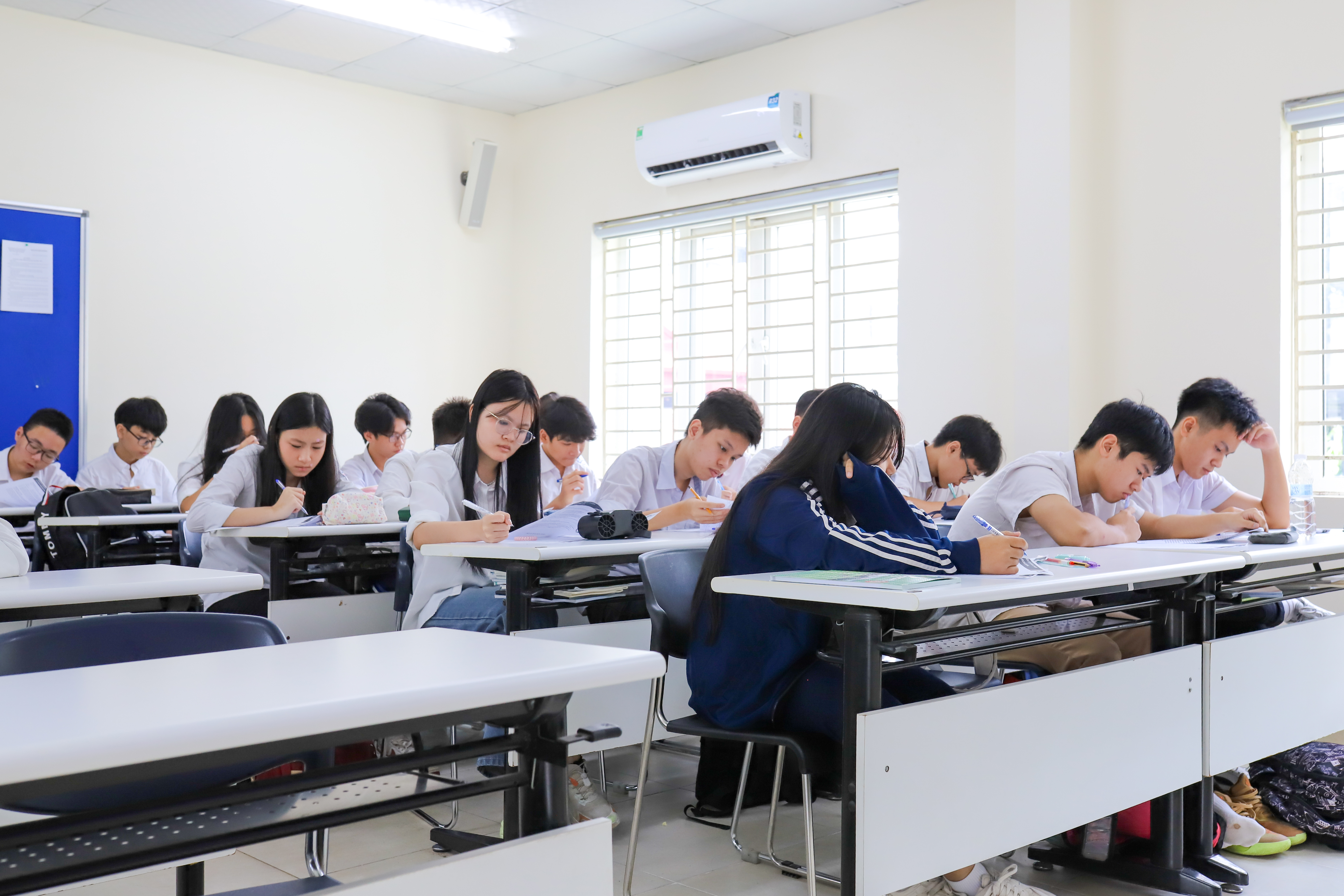 Khoảnh khắc làm bài 12