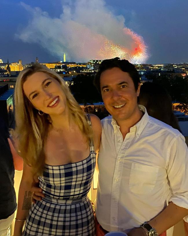Llevaba una pulsera de tenis que supuestamente le regaló su ex, Ryan Lizza, dijeron los espías.Instagram/@olivianuzzix