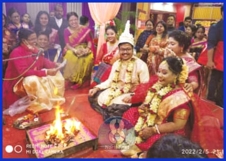 অসমৰ এক ব্যতিক্ৰমী বিয়া! পুৰোহিতৰ ৰূপত মহিলা, পিতৃয়ে নকৰিলে কন্যাদান 2 P5