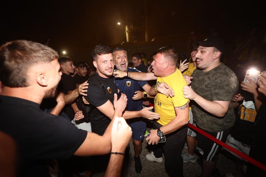 Χαμός στην υποδοχή της ΑΕΚάρας στον «κιτρινόμαυρο» Βόλο! (ΦΩΤΟ)