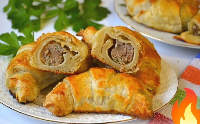 Фото Рогалики из слоёного теста, с куриным фаршем и мятой