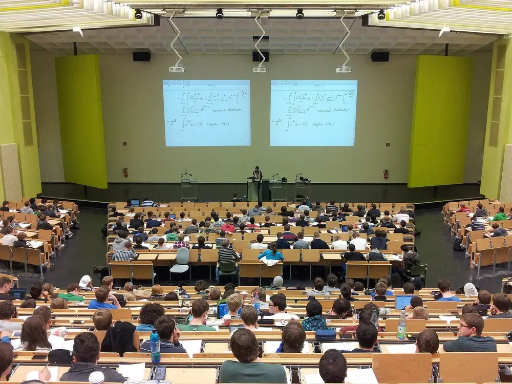 Diferențe majore între facultățile din România și cele din străinătate