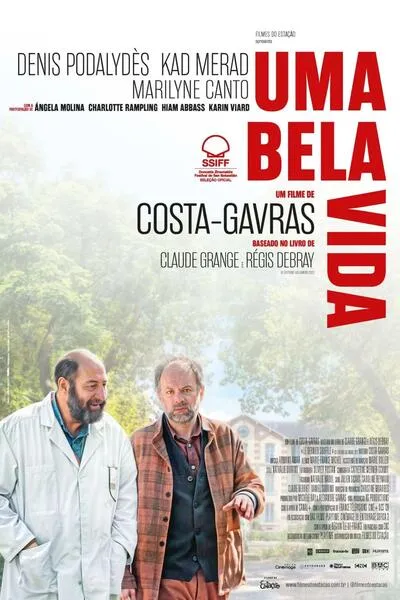 A imagem é um pôster de filme. O título, em letras grandes e vermelhas, é "UMA BELA VIDA". Abaixo, em letras menores, mas ainda legíveis, estão os nomes dos atores: Denis Podalydès, Kad Merad, Marilyne Canto, Angela Molina, Charlotte Rampling, Hiam Abbass e Karin Viard.  O nome do diretor, Costa-Gavras, também é destacado, com a informação de que o filme é baseado no livro de Claude Grange e Régis Debray.

Ao fundo, há uma imagem desfocada de dois homens, possivelmente os protagonistas do filme, andando por um jardim ou pátio de uma construção que parece ser um hospital ou asilo. Um deles usa um jaleco branco, o que sugere uma profissão na área da saúde. O outro veste uma jaqueta xadrez. Eles parecem estar em uma conversa informal, com expressões faciais neutras. A cena evoca uma sensação de calma e reflexão.  A atmosfera geral do pôster é serena e discreta, contrastando com o título impactante e as cores vibrantes do texto principal.