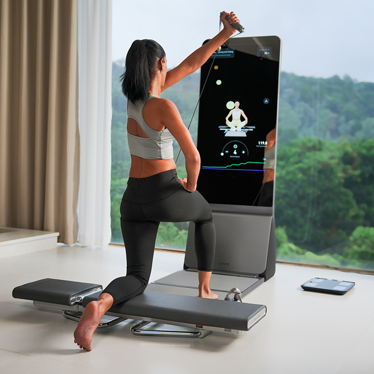 Smart mirror fitness mostrando métricas de entrenamiento en tiempo real