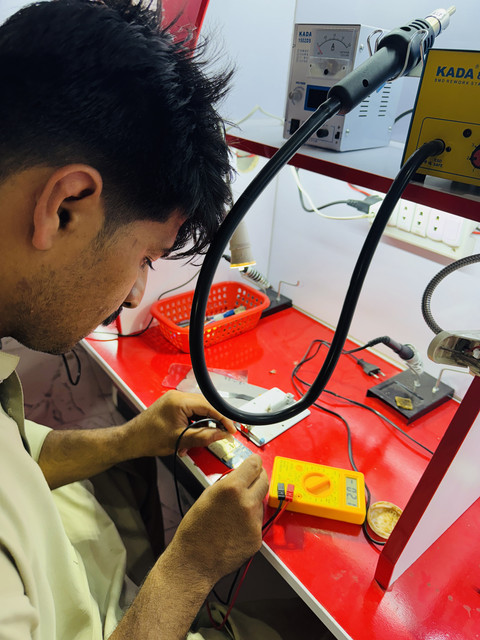 Mobile Repairing Course i Smart Training Institute (13).jpg