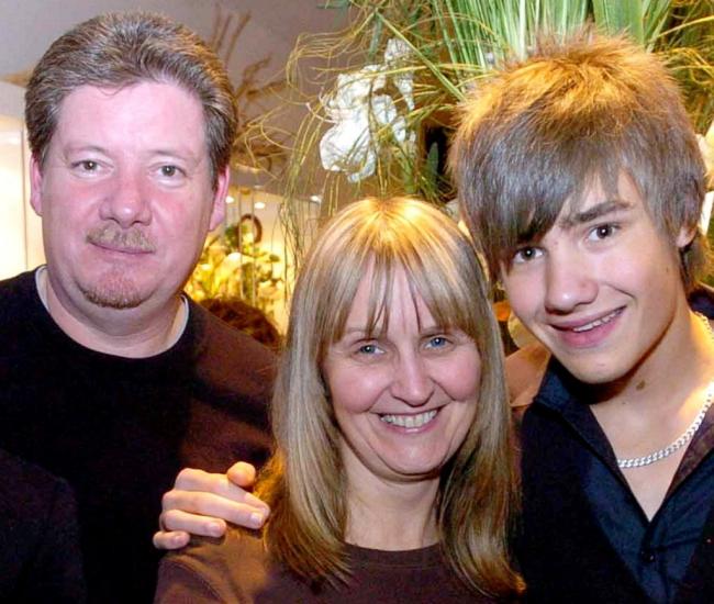 Geoff comparte a Liam con su esposa Karen, vista aquí en 2008.Expreso y estrella / SWNS