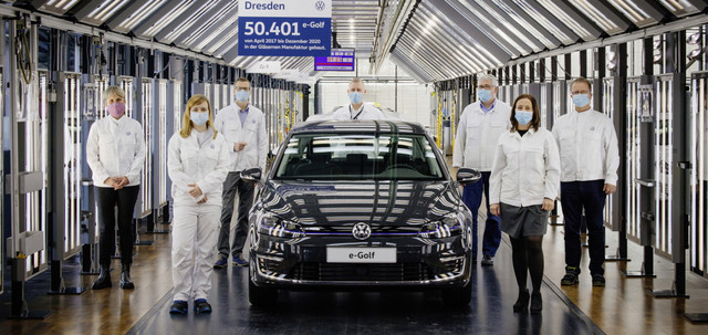 Volkswagen выпустил последний экземпляр e-Golf
С конвейера завода Volkswagen в Дрездене – так называемой «Прозрачной фабрики» (Transparent Factory) – сошел последний экземпляр электромобиля e-Golf.

«Последним из могикан» стал электрохэтчбек цвета Uranogrey; всего дрезденский завод выпустил 50 401 экземпляр e-Golf, сообщает пресс-служба компании из Вольфсбурга.В марте 2017-го электромобиль параллельно стал производиться на заводе в Дрездене – иначе, как отмечают в Volkswagen, компания не смогла бы удовлетворить растущий спрос на модель.

Силами двух производственных площадок Volkswagen выпустил в общей сложности 145 561 экземпляр e-Golf, ставший, по данным компании, одним из самых популярных в Европе электромобилей.

Наибольшим спросом электрический Golf пользовался в Норвегии и у себя на родине в Германии.

В начале 2021 года Volkswagen начнет реконструировать производственные мощности завода в Дрездене. Процесс переналадки оборудования займет три недели, после чего, в конце января, на конвейер «Прозрачной фабрики» встанет новый электромобиль Volkswagen ID.3.

С ноября 2019 года, напомним, новый ID.3 выпускается на заводе Volkswagen в Цвиккау; по данным компании, покупателям уже передано более 28 000 таких машин. Базовая версия ID.3 будет стоить в Европе менее 30 000 евро, заказы на нее начнут приниматься в начале 2021 года.