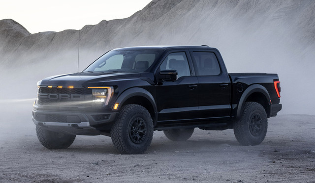 Экстремальный пикап Ford F-150 Raptor дебютировал в 2009 году и стал хитом. Оказалось, что в Штатах очень много желающих приобрести трак, на котором можно безбашенно дубасить по степям, пескам и разбитым грунтовкам. Фордовцы гордятся, что в последние четыре года Raptor на местном рынке продается лучше, чем Chevrolet Corvette или все спорткары Porsche, вместе взятые. Поэтому суперпикап нового поколения представлен всего через полгода после базовой F-серии.Главная особенность Раптора — подвеска, поэтому ей инженеры уделили особое внимание. Во-первых, появились новые всеядные амортизаторы Fox LiveValve: теперь у них не только внешние резервуары, но и электронное управление жесткостью. А во-вторых, для заднего неразрезного моста разработана оригинальная пятирычажная схема с хитрой кинематикой. Ходы подвески теперь запредельные: 356 мм спереди и 381 мм сзади! Это на четверть больше, чем у самого первого Раптора.Рама усилена, в штатную комплектацию входят вездеходные шины BFGoodrich All-Terrain T/A KO2, причем теперь они предложены не только в варианте внешним диаметром 35 дюймов, но и в 37-дюймовой версии. В этом случае дорожный просвет будет увеличен со штатных 305 до 333 мм, угол въезда составит 33,1 градуса, а угол съезда — 24,9 градуса (свесы у пикапа все же немаленькие).Силовой агрегат прежний — и пока это самое большое разочарование среди поклонников модели. Битурбомотор V6 3.5 EcoBoost на прошлом Рапторе выдавал 457 л.с. и 692 Нм, а характеристики новой модели пока не объявлены. В трансмиссии — десятиступенчатый «автомат» и полный привод с многодисковой муфтой подключения передних колес. На задней оси штатно установлен дифференциал с электромеханической блокировкой, дополнительно можно заказать передний «самоблок» Torsen.Пикап обзавелся новой выпускной системой с управляемой заслонкой: режимы Quiet, Normal, Sport и Baja различаются громкостью выхлопа. А у ездовой электроники пресетов еще больше: зимний Slippery, буксировочный Tow/Haul (пикап может тянуть прицеп массой до 3,7 т), Sport, Normal, Off-Road, Baja, а также Rock Crawl для лазанья по камням.Вместе с базовым пикапом F-серии Raptor обрел новый салон: здесь виртуальные приборы на 12-дюймовом экране и медиасистема с возможностью обновления «по воздуху». Кстати, «полуторной» кабины у суперпикапа больше не будет: в гамме остался только двухрядный вариант SuperCrew. Среди опций — ковши Recaro, а также преобразователь для подключения внешних электроприборов мощностью до 2 кВт.У американских дилеров Ford F-150 Raptor нового поколения появится летом. Причем теперь у него есть прямой конкурент: недавно на рынок вышел Ram 1500 TRX с компрессорным мотором V8 6.2 мощностью 712 л.с. И Ford уже готовит достойный ответ: анонсирован Raptor R, у которого тоже будет двигатель V8. Но такая версия появится только в 2022 году.