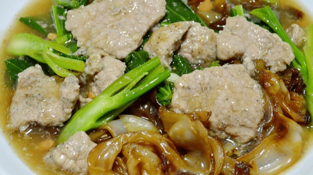 ก๋วยเตี๋ยวเส้นใหญ่ราดหน้าหมู 1 จาน กี่แคล? | ข้อมูลโภชนาการ จำนวนแคลอรี่ และสารอาหาร