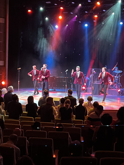 не пропустите акцию. пропустить приятный. пропустить приятный. когда увидел пропущенные от мамы. переговоры мужчина и женщина.