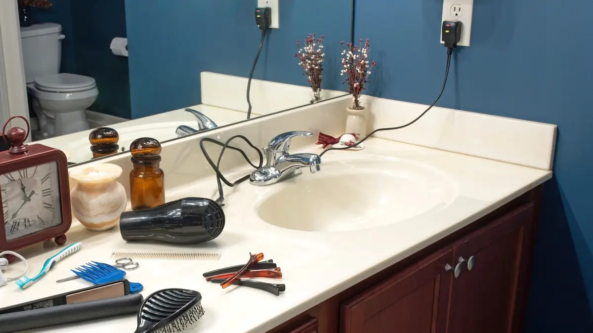 Clutter de baie rezolvat cu DIY Hack