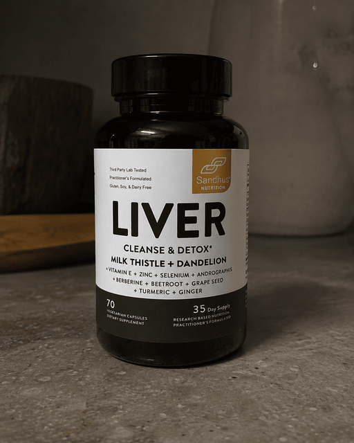Botella Liver Cleanse and Detox en escena natural