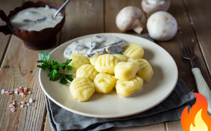 Постер Картофельные ньокки со сливочно-сырным соусом с грибами