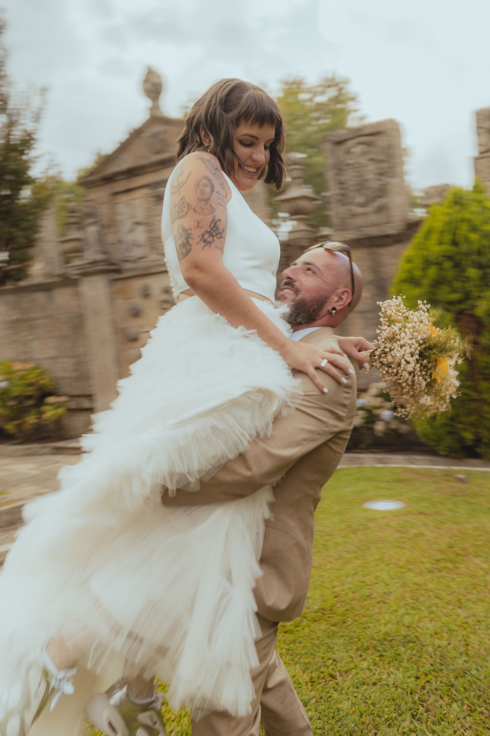 Reportaje de boda en Galicia con Nerea y Hugo disfrutando de un paseo entre abrazos y miradas tras la ceremonia