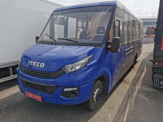 Украинского предприятия «Завод Часовоярские автобусы» из Донецкой области уже хороша известна. Эти машины, носящие марку «Рута», отличаются угловатыми кузовами с довольно большой площадью остекления. А построены они на шасси самых различных производителей. Это и «ГАЗель», и «Валдай» и даже «Газон Next».  Также можно встретить образцы на индийской базе – марок ТATA и Ashok Leyland.


В последнее время в Часов-Яре решили использовать более качественные и надежные агрегаты европейских производителей. Мы уже рассказывали о модели «Рута» на базе Ford Transit, которая работает в Киеве. А теперь покажем еще одну «западную» модель – «Рута-44С», изготовленную на шасси популярной в Украине развозной модели IVECO Daily.Такая машина  рассчитана на перевозку до 45 человек и имеет 20 мест для сидения. Шасси используется самое грузоподъемное, полной массой до 7,2 т. Оно комплектуется 3,0-литровым турбодизелем мощностью 170 л. с. и максимальным крутящим моментом в 400 Нм. По заказу автобус может оборудоваться системой климат-контроля либо двумя раздельными кондиционерами (для пассажирского салона и кабины водителя).В столице работают по крайней мере два подобных автобуса «Рута» – один модели 40С», а второй – 44С. Оба ярко-зеленого цвета. А на днях под Киевом, на одной из дилерских стоянок нами была замечена машина синего цвета, совсем новенькая, еще на транзитных номерах.