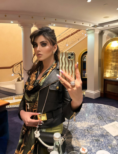Urvashi-Rautela-Wallpapers-Insta-Fit-Bio-3.jpg