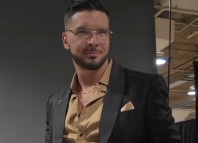 [Bild: Ethan-Backstage-Smile.png]